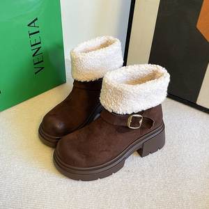 Bottes en caoutchouc respirantes à talon moyen (3-5 cm) avec talon épais en daim, tube court, bout rond, bottes d'hiver tendance en peluche à enfiler - Product Image 3