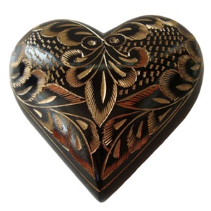 Urna de cremación de corazón de latón de alta calidad con hermoso grabado dorado negro acabado para funerales y almacenamiento de cenizas - Product Image 1