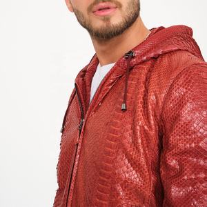 Chaqueta con capucha de cuero rojo genuino para hombre Estampado de serpiente Python Relieve Casual Estilo de invierno Cierre de cremallera Patrón de animal ODM - Product Image 5