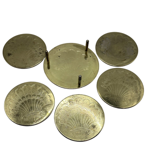 Posavasos y Alfombrillas Redondos de Metal Color Oro Latón para Servir Bebidas, Posavasos de Nogal para Té y Café con Soportes para Utensilios de Cocina - Product Image 5