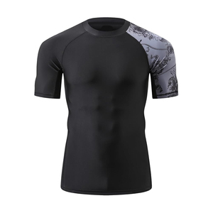 Ventes en gros de rashguards unisexes à manches courtes personnalisés imprimés, respirants, à séchage rapide, antibactériens, écologiques en polyester - Product Image 3