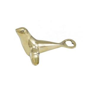 Ouvre-bouteille en or à plumes, outil de bar design contemporain, accessoire élégant pour les événements, les bars à domicile et les fêtes, ouvre-bouteille - Product Image 6