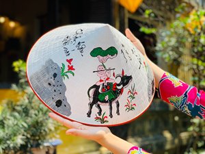 Chapeau conique asiatique coloré traditionnel le plus populaire de Blue Lotus Farm, utilisant des feuilles de bambou et de palmier. - Product Image 3