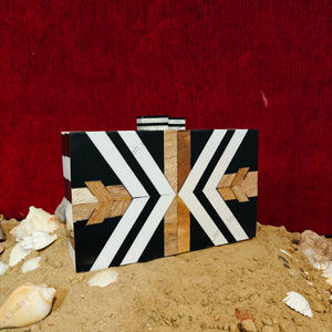 Sac à main de soirée de luxe en résine et bois incrusté, avec un design géométrique en chevron audacieux - Product Image 2