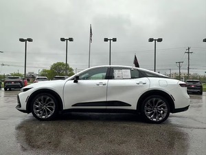 Clean White 2025 Crown W Premium, Motor de Gasolina de 2.4L y 4 Cilindros, Volante a la Izquierda, Asientos de Cuero - Product Image 2