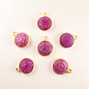 Colgante tallado flor rubí teñido - Product Image 1