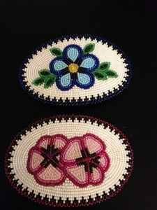 Pince à cheveux brodée avec de minuscules perles cousues à la main - Product Image 6