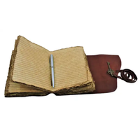 Handgemachtes Vintage Brown Leder Journal mit gebogenem Design Key Strap Lock Deckle Edge Skizzen papier zum Verschenken von Werbeaktionen