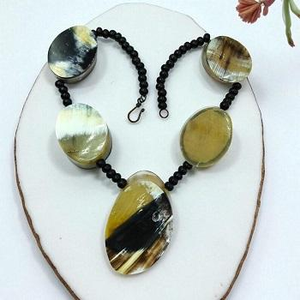 Collier en corne naturelle Bijoux en corne de buffle pour femmes Fashion Best-seller Collier en corne de buffle par glowin fashion - Product Image 1