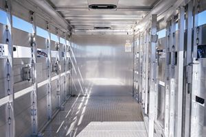 Mejor Precio de Mercado para Remolque Ganadero de Aluminio de Calidad con Eje Doble y Soporte para Llanta de Repuesto para Transporte de Caballos, Ovejas, Vacas y Cerdos - Product Image 3