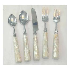 Ensemble de couverts en métal de conception américaine moderne et luxueuse avec manche en bois, couverts en acier inoxydable pour la maison, les mariages et les restaurants - Product Image 2