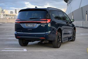 Gran Demanda: Vehículo Chrysler Pacifica Touring L 2024 para Personas en Silla de Ruedas de Roll-X Vans - Product Image 4