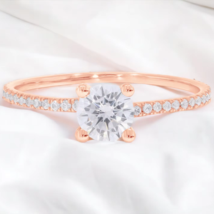 Blushing Diamond Dream 0.80Ct Lab Grown Diamond Solitario Acentos Anillo de compromiso en oro rosa de 14K OEM Venta al por mayor - Product Image 1