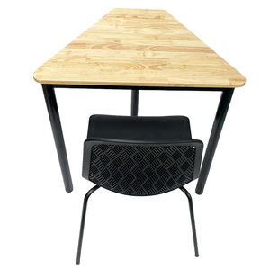 Table trapézoïdale de style Lego CB68169 et chaises en plastique avec pieds en fer - Product Image 2