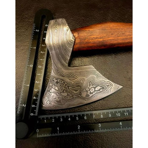 Venta al por mayor personalizada de calidad superior OEM ODM servicio hecho a mano hacha grabada Cabeza de Acero al carbono y Funda de cuero acampar al aire libre - Product Image 6