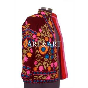 Chaqueta Acolchada Suzani de Estilo Tradicional Único para Mujer, Hecha a Mano con Tela Bordada de Algodón con Diseño Floral, Ecológica, para Otoño - Product Image 4