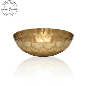 Cuenco decorativo de aluminio hecho a mano con exterior rústico martillado e interior dorado pulido para un estilo de mesa elegante - Product Image 4