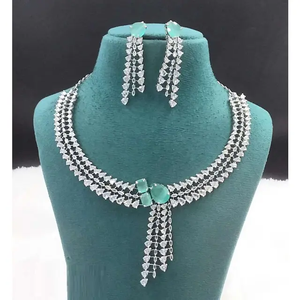 Elegante conjunto de joyas de latón AD para ropa nupcial y de fiesta Estilo clásico con detalles finos para ocasiones tradicionales y festivas - Product Image 1