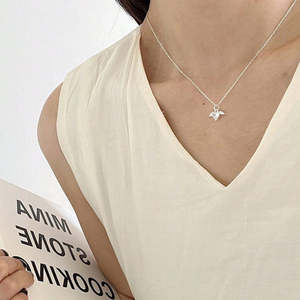 Collier avec pendentif en forme de cœur d'ange chrétien plaqué rhodium avec pierre en zircon - Product Image 3