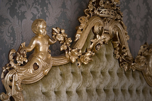 Lit King classique de luxe en acajou sculpté à la main tête de lit capitonnée design contemporain meubles de chambre à coucher royaux durables en bois massif - Product Image 3