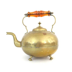 Encantadora tetera de latón antiguo con diseño tradicional y mango de baquelita Hervidor con patas de latón retro con pátina - Product Image 4