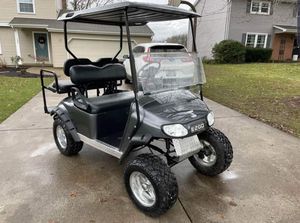 Carrito de golf eléctrico EZGO de 4 plazas todoterreno negro con techo y parabrisas - Product Image 5