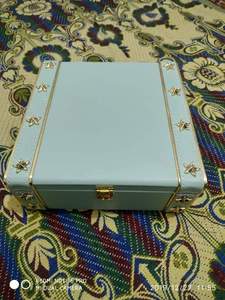 Cajas de madera hechas a mano a medida con labios de cristal y detalles dorados, ideales para reventa en tiendas de decoración del hogar - Product Image 3