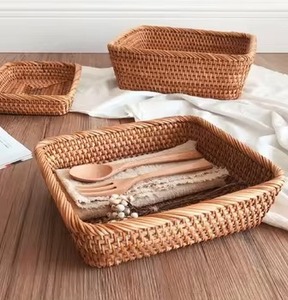 Ensemble de 3 paniers de table en rotin de différentes tailles avec un design élégant, parfaits pour la décoration intérieure et les accessoires de cuisine. - Product Image 3