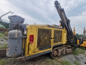 Gebrauchte Atlas Copco CM765 Raupenbohrmaschine für Tiefbohrungen mit Hoher Effizienz und Integriertem Luftkompressor CAT-Motor für Bergbau - Product Image 2