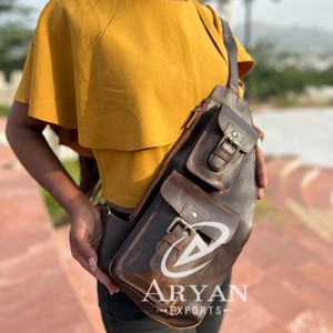 Nuevo estilo hecho a mano de grano completo de cuero Crunch estilo Vintage Unisex Sling Chest Made Unique Triangle Messenger Utility Cross Bags - Product Image 1