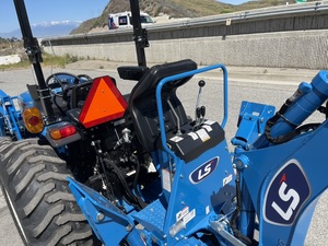 Tractor de cortacésped montado bastante usado LS con cargador frontal, caja de césped de 21V para paisajismo, agricultura y mantenimiento de propiedades - Product Image 6