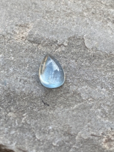 Pierre Cabochon en forme de poire naturelle de 1.87 carats avec un bon lustre pour la fabrication de bijoux. - Product Image 4