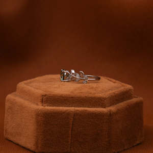 Anillo de propuesta de diseño floral de moda para mujer con diamante de laboratorio de lujo verde redondo 14K oro sólido chapado en oro certificado GRA - Product Image 3