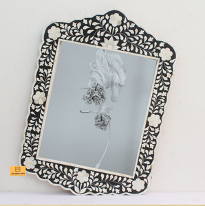 Ceci est un cadre photo de couleur crème avec une texture striée. Le haut et le bas du cadre sont accentués, panneaux de couleur or - Product Image 2