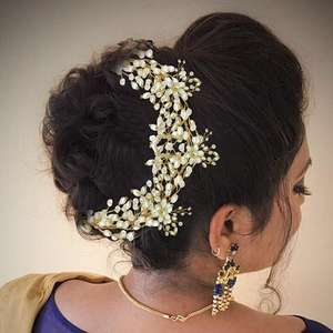 Broche de pelo floral Apurva con piedra austriaca blanca 1505423 hecho de aleación de zinc duradera - Product Image 1