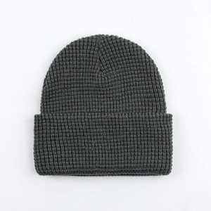 หมวกบีนนี่อะคริลิกเนื้อนุ่มสีพื้นขายดี หมวกไหมพรมฤดูหนาวแบบมีโลโก้สั่งทำ หมวกบีนนี่แบบมีขอบ หมวกบีนนี่ลาย jacquard สำหรับทุกเพศ - Product Image 3