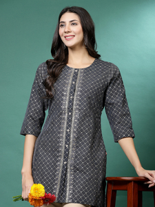 คุณภาพส่งออกของผู้หญิงอินเทรนด์มีสไตล์สีเทาปัก Chanderi Kurti สั้นจับคู่กับกางเกงคอลเลกชันเครื่องแต่งกายสํานักงานล่าสุด - Product Image 2