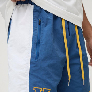 Venta al por mayor cintura elástica de longitud media pantalones cortos de nailon estampados para hombres ajuste relajado último estilo de calle precio de fábrica - Product Image 6