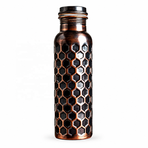 Bouteille d'eau en cuivre de luxe avec une construction durable et un design élégant, disponible pour les commandes en gros, l'étiquetage privé et la gravure. - Product Image 1