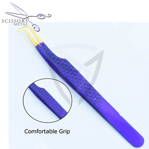 Pinzas de extensión de pestañas con punta de fibra azul y dorada de alta calidad con logotipo OEM Nuevas pinzas de fibra para extensiones de pestañas - Product Image 3