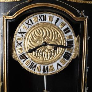 Reloj de Pedestal de Madera Artesanal de Lujo con Detalles Clásicos de Latón y Elegante Diseño Decorativo Europeo - Product Image 3