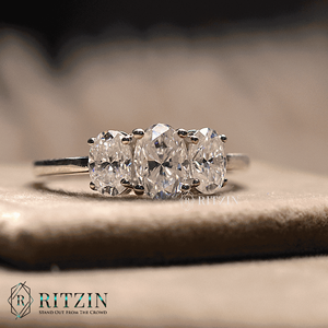 Bague de fiançailles de style trois pierres en diamant taille ovale pour femme - Product Image 4