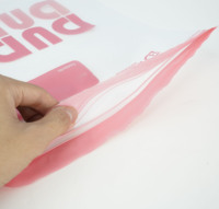 Op maat gemaakte PE voedselveilige hersluitbare ziplock zakjes voor babyvoeding & kauwgom opslag roze OEM bulk
