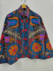 Chaqueta Bordada Suzani de Terciopelo Negro, Chaqueta Corta Étnica Boho Floral Hecha a Mano, Ropa de Festival, Chaqueta Bordada Suzani de Terciopelo - Product Image 2