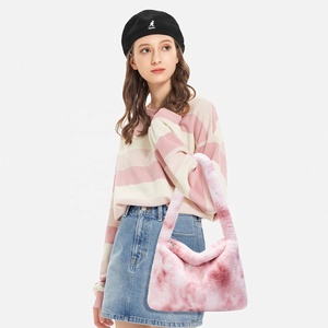 Sac fourre-tout matelassé en fausse fourrure pour femme, style mode hiver, petit sac à main en peluche Sherpa personnalisé - Product Image 1