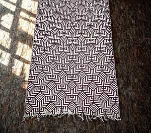 Alfombra Geométrica Tejida a Mano en Morado Oscuro y Blanco, Estilo Art Deco Moderno, Tejido Plano Chevron - Product Image 2