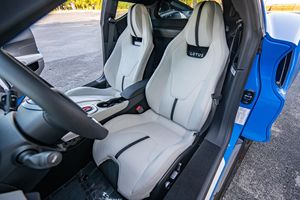 2024      L O T U S      Emira   V6 First Edition     Bajo Kilometraje, Caja de Cambios Automática, Volante a la Izquierda, Neumáticos R20, Estado Impecable - Product Image 2