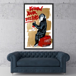 Lienzo impreso elegante: obra de arte callejera con grafiti de mono para decoración moderna, con marco negro - Product Image 1