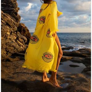 Kimono long pour femme, design fluide et doux, offrant une coupe décontractée, une sensation respirante et un style polyvalent pour les tenues contemporaines - Product Image 4