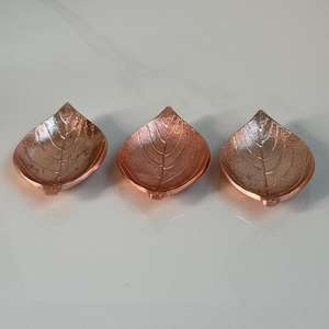 Juego de 3 platos decorativos hechos a mano de hojas fundidas con acabado de cobre para bodas y fiestas al precio más bajo de la India - Product Image 4
